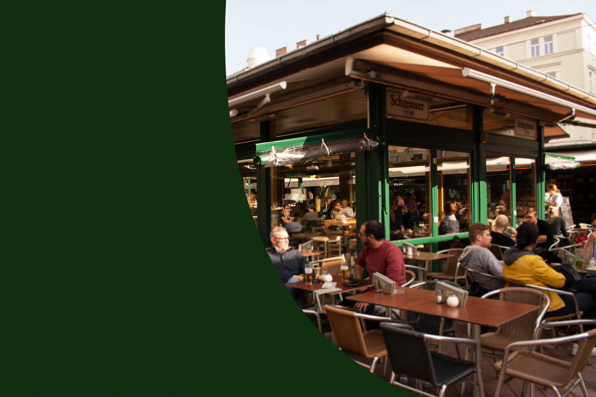 Gäste auf der Terrasse des Cafe Do-An am Naschmarkt