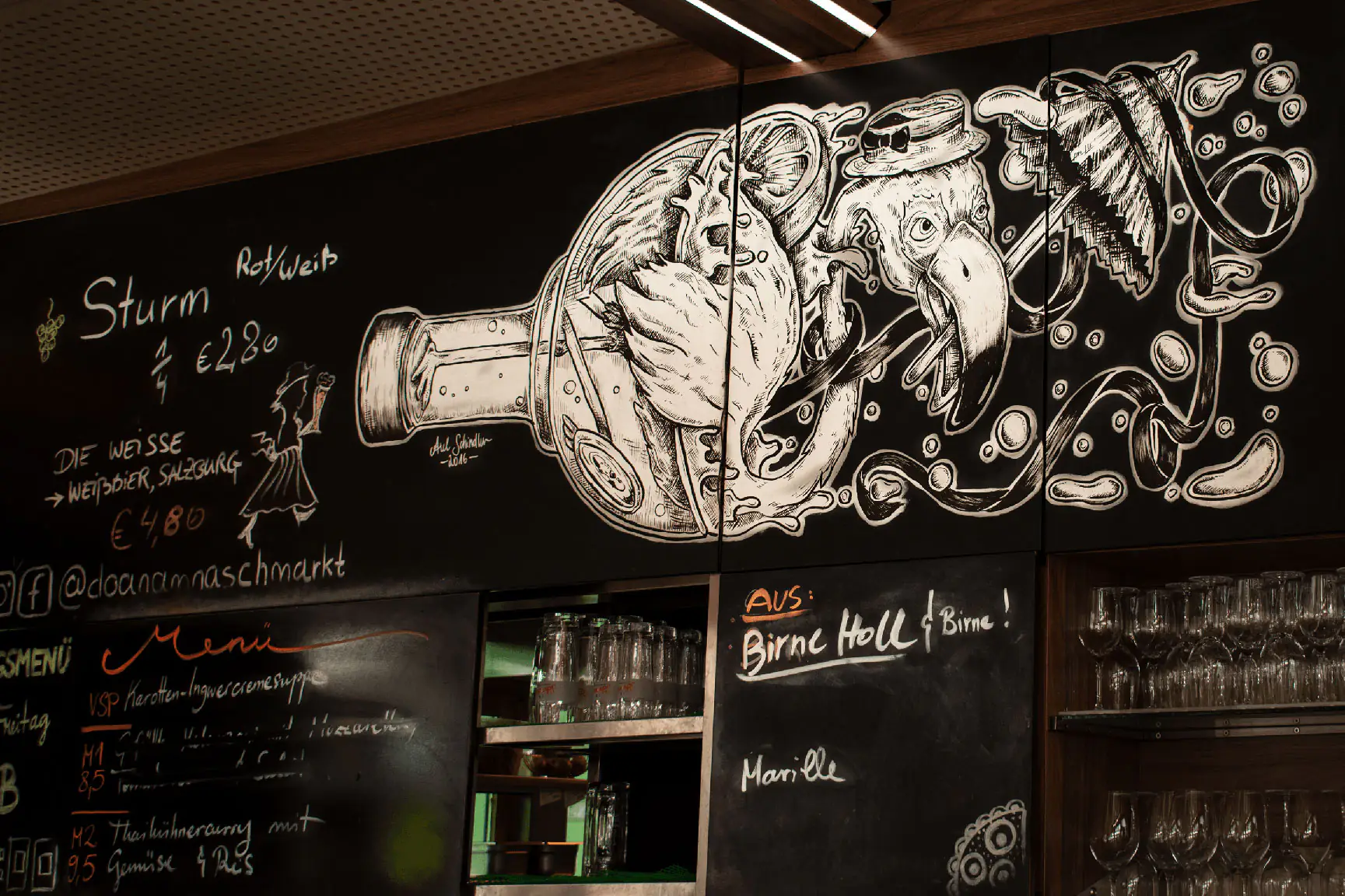 Kreative Kreidezeichnungen an der Bar