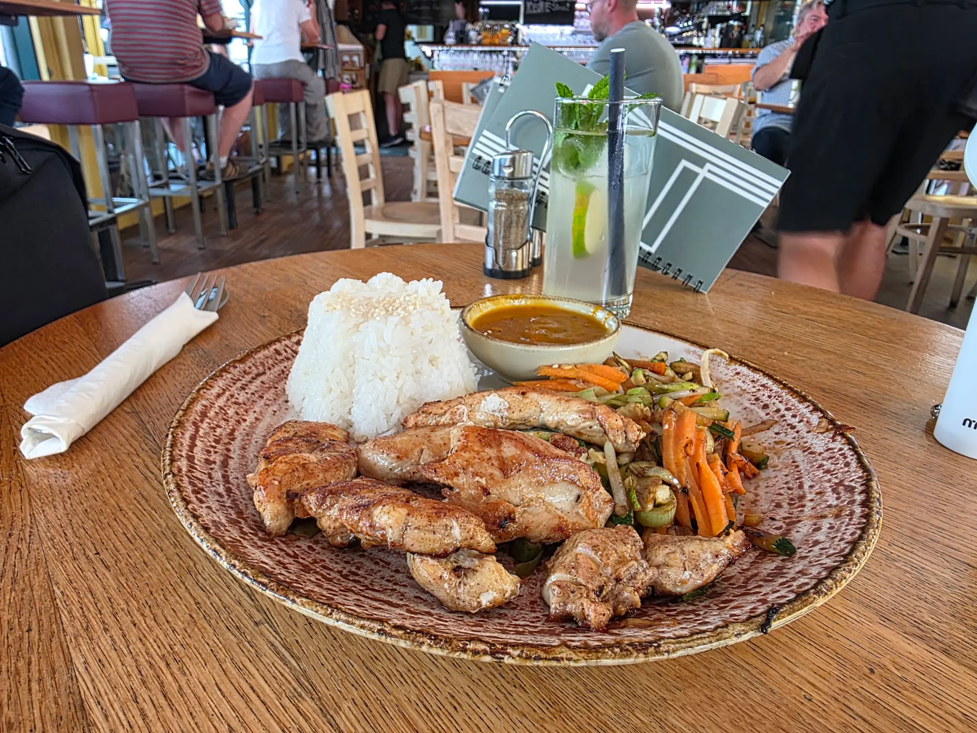Teller mit gebratenen Hühnerstreifen, Reis, Wok-Gemüse und Sauce